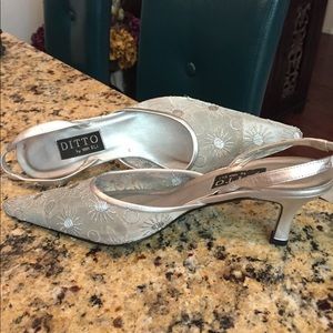 Silver, hard mesh, mid sized heel